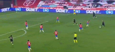 详解棒球规则中的“打者干扰”当打者停留在打击区妨碍了传球